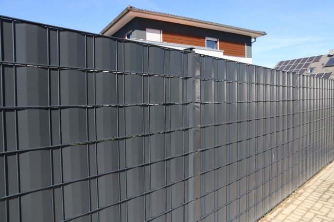 Распашные ворота: как совместить эстетику и функциональность